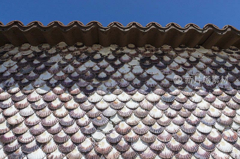 西班牙加利西亚Cambados Rias Baixas地区的扇贝壳立面住宅